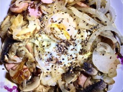 Sotūs kiaušiniai su dešrelėmis ir pievagrybiais pagrindine nuotrauka