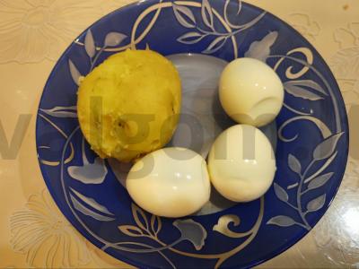 Šviežias Olivier salotas be žirnių Žingsnis 1