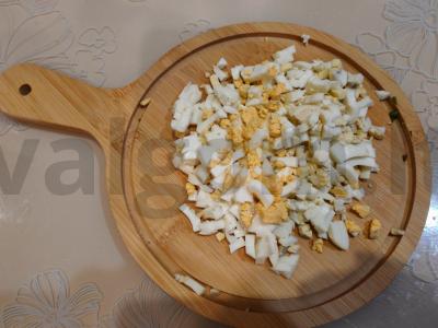 Šviežias Olivier salotas be žirnių Žingsnis 3