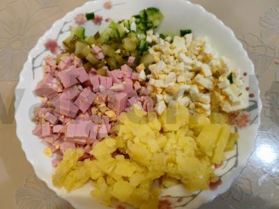 Šviežias Olivier salotas be žirnių Žingsnis 8