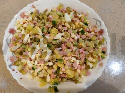 Šviežias Olivier salotas be žirnių Žingsnis 9