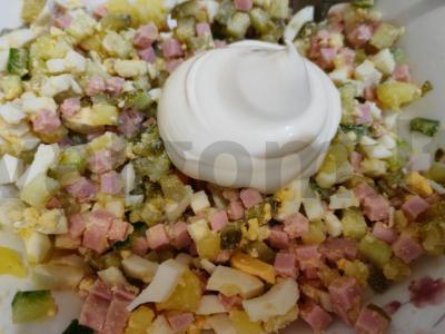 Šviežias Olivier salotas be žirnių Žingsnis 10