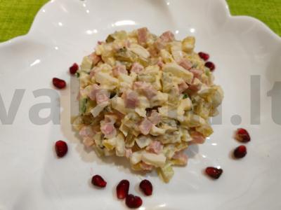 Šviežias Olivier salotas be žirnių pagrindine nuotrauka