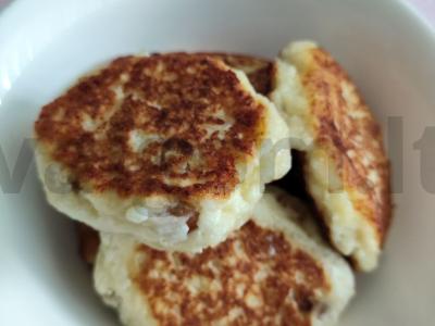 Varškė su razinomis pusryčiams pagrindine nuotrauka