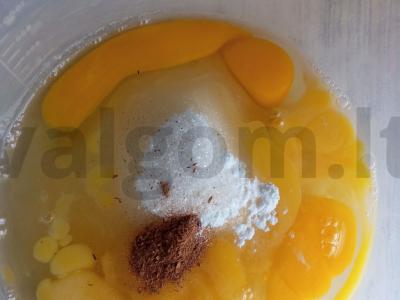 Šarlotė su obuoliu, kiviu, mandarinų, vynuogėmis ir džiovinta mėta Žingsnis 1