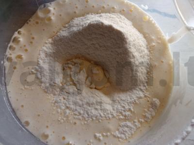 Šarlotė su obuoliu, kiviu, mandarinų, vynuogėmis ir džiovinta mėta Žingsnis 2