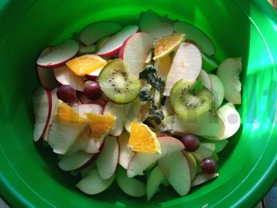 Šarlotė su obuoliu, kiviu, mandarinų, vynuogėmis ir džiovinta mėta Žingsnis 3