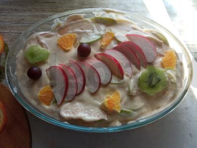 Šarlotė su obuoliu, kiviu, mandarinų, vynuogėmis ir džiovinta mėta Žingsnis 4