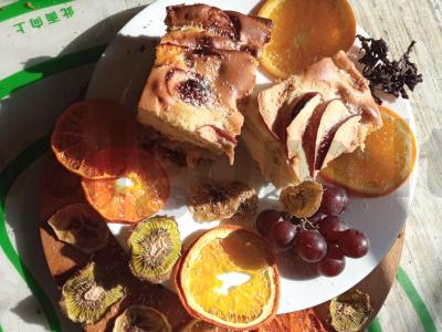 Šarlotė su obuoliu, kiviu, mandarinų, vynuogėmis ir džiovinta mėta Žingsnis 5