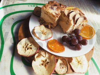 Šarlotė su obuoliu, kiviu, mandarinų, vynuogėmis ir džiovinta mėta pagrindine nuotrauka