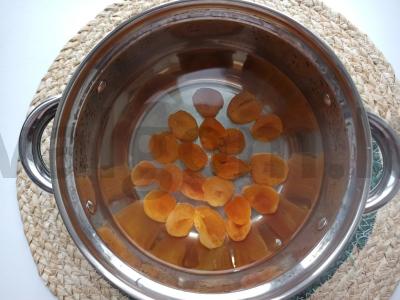 Šviežių obuolių ir džiovintų abrikosų kompotas Žingsnis 4