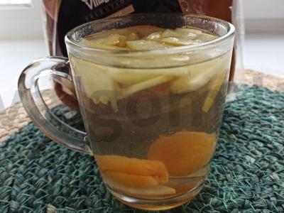 Šviežių obuolių ir džiovintų abrikosų kompotas pagrindine nuotrauka