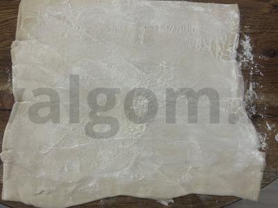 Pica iš sluoksniuotos tešlos su grietinės-česnako padažu Žingsnis 1