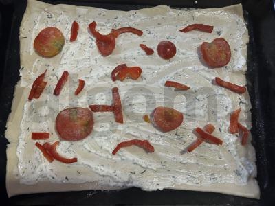 Pica iš sluoksniuotos tešlos su grietinės-česnako padažu Žingsnis 4