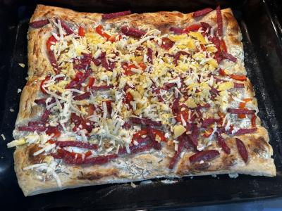 Pica iš sluoksniuotos tešlos su grietinės-česnako padažu Žingsnis 6