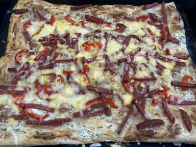 Pica iš sluoksniuotos tešlos su grietinės-česnako padažu pagrindine nuotrauka