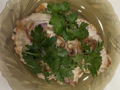 Kepta kiaulienos kaklasnukis su žolelėmis pagrindine nuotrauka