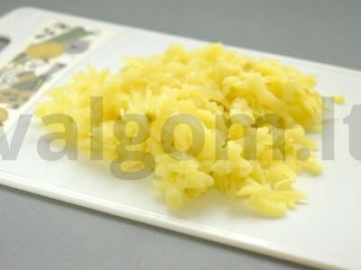 Salotas „Mimoza“ su žuvies konservais Žingsnis 1