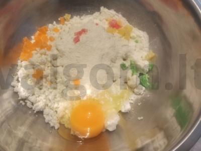 Varškėčiai iš grūdėtos varškės su cukatais Žingsnis 1