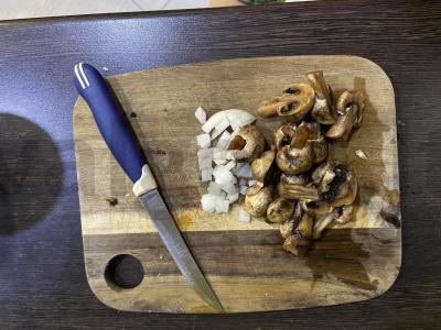 Įdaryta kalmarai su ryžiais ir grybais Žingsnis 1