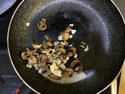 Įdaryta kalmarai su ryžiais ir grybais Žingsnis 2