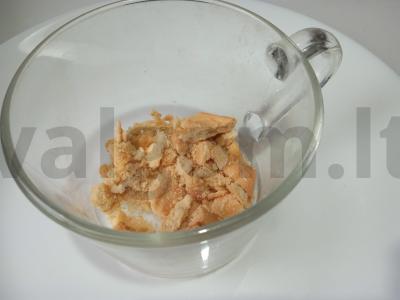 Saldumynai iš sausainių, grietinės, konservuotų persikų ir mėlynių Žingsnis 1