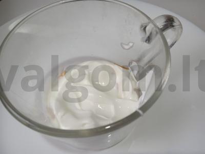 Saldumynai iš sausainių, grietinės, konservuotų persikų ir mėlynių Žingsnis 2