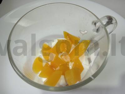 Saldumynai iš sausainių, grietinės, konservuotų persikų ir mėlynių Žingsnis 4