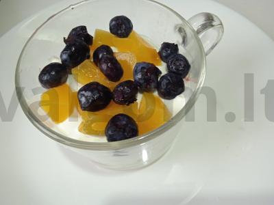 Saldumynai iš sausainių, grietinės, konservuotų persikų ir mėlynių Žingsnis 6