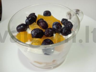 Saldumynai iš sausainių, grietinės, konservuotų persikų ir mėlynių pagrindine nuotrauka