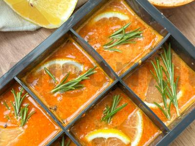 Šildančio arbatos kubeliai su šaltalankiais ir rozmarinu pagrindine nuotrauka