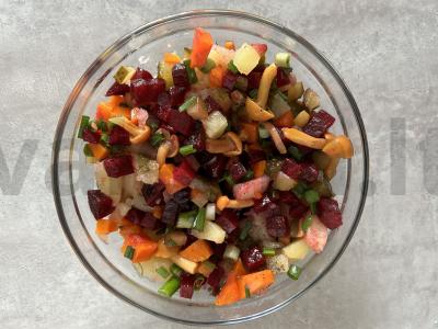 Vinegretas su marinuotais voveraitėmis pagrindine nuotrauka