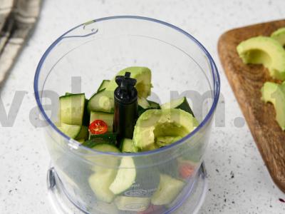 Šaltas agurkų ir avokadų sriuba Žingsnis 1