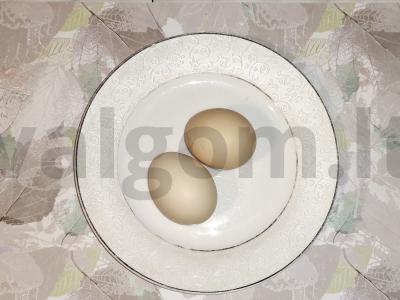 Kiaušiniai, įdaryti tryniu ir silkėmis pomidorų padaže Žingsnis 1