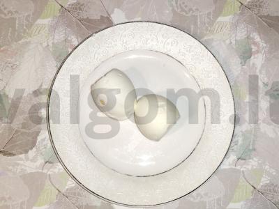 Kiaušiniai, įdaryti tryniu ir silkėmis pomidorų padaže Žingsnis 2