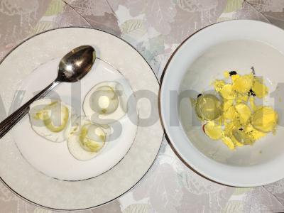 Kiaušiniai, įdaryti tryniu ir silkėmis pomidorų padaže Žingsnis 3