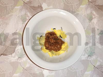 Kiaušiniai, įdaryti tryniu ir silkėmis pomidorų padaže Žingsnis 4