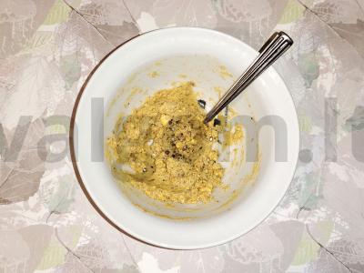 Kiaušiniai, įdaryti tryniu ir silkėmis pomidorų padaže Žingsnis 5