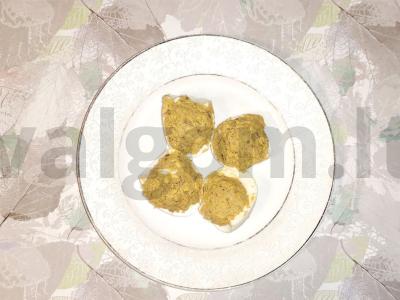 Kiaušiniai, įdaryti tryniu ir silkėmis pomidorų padaže Žingsnis 6