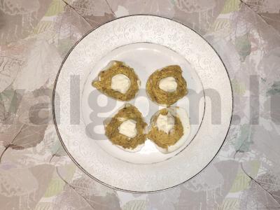 Kiaušiniai, įdaryti tryniu ir silkėmis pomidorų padaže pagrindine nuotrauka