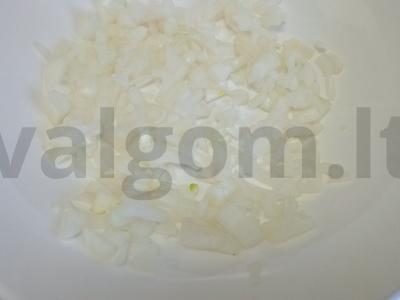 Skrebučiai su svogūnais ir sūriu Žingsnis 1