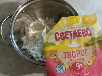 Švelnūs varškėčiai su manų kruopomis ir citrinos žievele Žingsnis 1