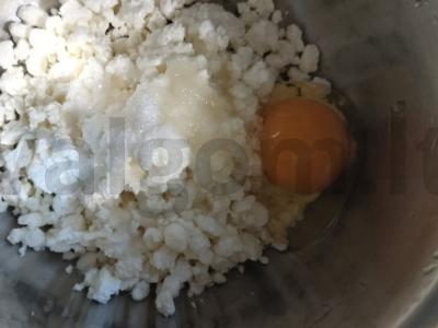 Švelnūs varškėčiai su manų kruopomis ir citrinos žievele Žingsnis 3