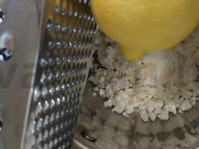 Švelnūs varškėčiai su manų kruopomis ir citrinos žievele Žingsnis 4