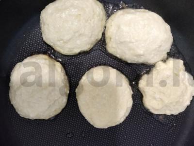 Švelnūs varškėčiai su manų kruopomis ir citrinos žievele Žingsnis 5