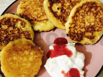 Švelnūs varškėčiai su manų kruopomis ir citrinos žievele pagrindine nuotrauka