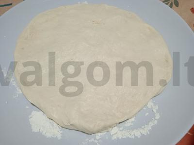 Kibinai su mieliniu tešla, mocarela ir rūkytos dešros Žingsnis 1