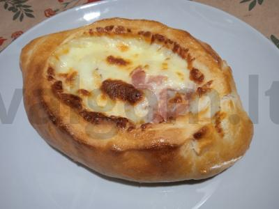 Kibinai su mieliniu tešla, mocarela ir rūkytos dešros pagrindine nuotrauka