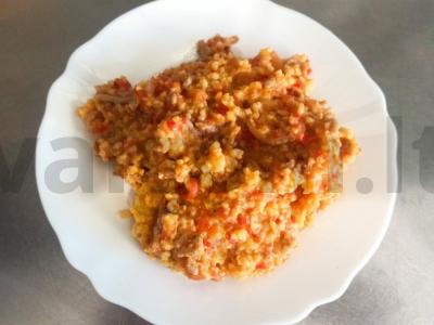 Kukurūzų košė su pomidorų-mėsos apkepu pagrindine nuotrauka