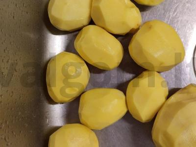 Bulvės oro grilyje su jautienos dešrelėmis ir maasdam sūriu Žingsnis 1